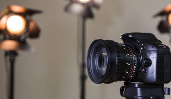 راهنمای کامل انتخاب بهترین نور برای یوتیوب | معرفی تجهیزات، تنظیمات و نور مناسب تولید محتوا